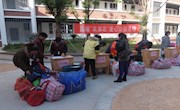 高一家长热情参与“衣加衣”爱心活动
